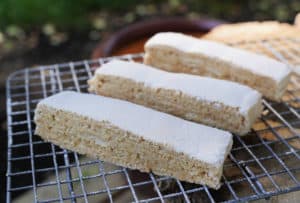 Three slices of pastilla.