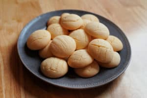 A grey plate with puffy round cornstarch cookies.