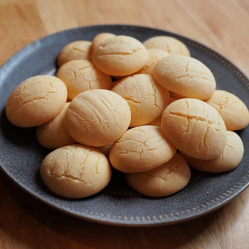 A grey plate with puffy round cornstarch cookies.